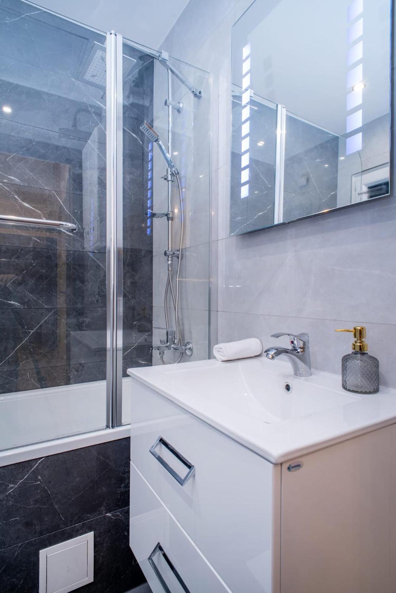 Very New And Large Ac Appartement